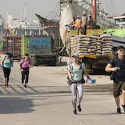 Une scène de l'émission «The Amazing Race» qui se déroule sur un quai.