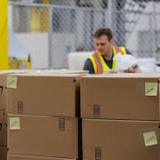 Des boîtes de Amazon dans un entrepôt.