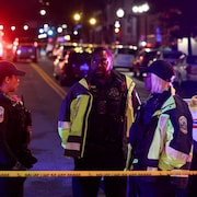 Des policiers près de la scène de crime.