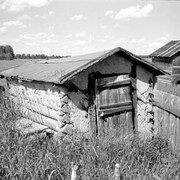Une photo d'une grange en noir et blanc.