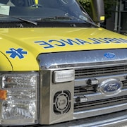 Une ambulance est stationnée près d'une scène d'intervention.