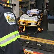 Une civière vide dans une ambulance.