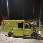 Une ambulance stationnée la nuit.