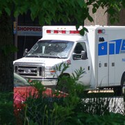 Une ambulance est stationnée devant un hôpital d'Halifax en Nouvelle-Écosse.