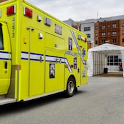 Une ambulance quitte le garage de l'urgence de Trois-Rivières.