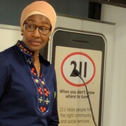 une femme qui porte des lunettes