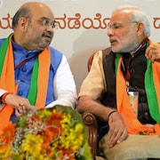 Le 2 avril 2015, Amit Shah et Narendra Modi discutent lors d'un événement.