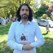 Ammar Sedghi tient une photo de son frère Amir, qui est mort dans un écrasement d'avion.