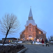 L'église Saint-Benoît-Joseph-Labre d'Amqui, le soir.
