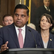 Gary Anandasangaree et Nathalie Provost lors d'un point de presse.