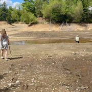 Mirelle Brind'Amour et William Gagnon devant un petit ruisseau. 