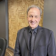 Le maire André Guy dans une salle de réunion.