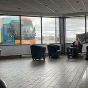 La cheffe néo-démocrate attend l'avion nolisé qui n'arrivera finalement pas, dans la salle d'attente de l'aérogare privée adjacente à l'aéroport Pearson de Toronto.