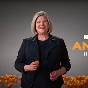 Andrea Horwath tient une balle de ping pong dans cette capture d'écran d'une publicité électorale.