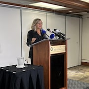 Andrée Laforest en conférence de presse.