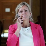 Andrée Laforest parle dans un téléphone cellulaire. 