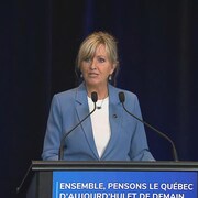 Andrée Laforest s'adresse aux journalistes.