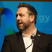 Andrew Parsons livre un discours.
