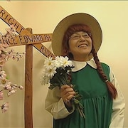Touriste japonaise déguisée en Anne Shirley souriant à la caméra