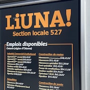L'annonce d'emploi de la section locale 527 du syndicat Liuna publiée sur un abribus de Gatineau.