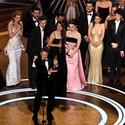 L'équipe du film est réunie sur scène pour recevoir le trophée.