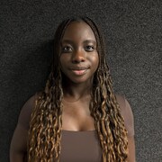 Anouma Ébrotié sourit à la caméra.