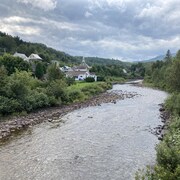 Une rivière traversant un village. 