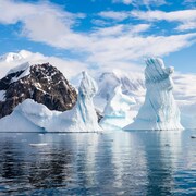 Icebergs flottant dans la baie d'Andvord près de Neko Harbour en Antarctique.