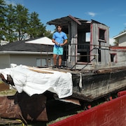 Un jeune homme sur un bateau. 