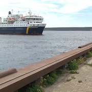 Le navire Belle-Desgagné est en direction du quai de Port-Meunier sur l'Île d'Anticosti d'où la photo a été prise. 