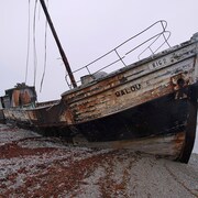 L'épave d'un bateau sur une plage de l'île d'Anticosti.