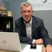 Antoni Valiquette est photographié derrière son bureau.
