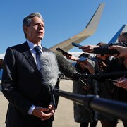 Le secrétaire d'État américain Antony Blinken s'adresse aux journalistes avant de monter à bord de son avion pour un voyage diplomatique au Moyen-Orient et en Asie, le 2 novembre 2023.