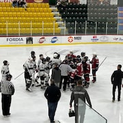 Deux équipes s'affrontent lors d'un match de hockey.