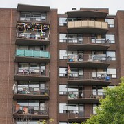 Un immeuble d'appartements à Toronto avec de multiples balcons.