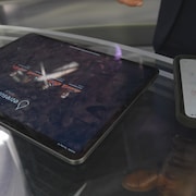 Un téléphone et une tablette sur une table.