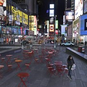 Des chaises rouges sur Times Square à New York.