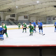Des joueurs de hockey à Notre-Dame-de-Lourdes le 21 février.
