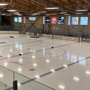 Une patinoire de hockey.