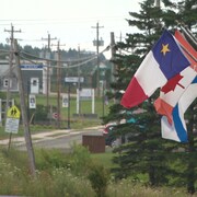 Un drapeau acadien, canadien et néo-écossais, à Arichat. 