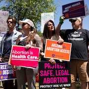 Des membres d'Arizona for Abortion Access, l'initiative visant à inscrire le droit à l'avortement dans la Constitution de l'État de l'Arizona, ont offert une conférence de presse et ont manifesté le 17 avril 2024 à Phoenix, en Arizona.