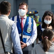 Le ministre de l'Immigration, Marco Mendicino, reçoit un groupe de réfugiés afghans.