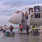Un avion transportant près de 230 réfugiés ukrainiens atterrit à l'aéroport de Regina, en Saskatchewan, le 4 juillet 2022.