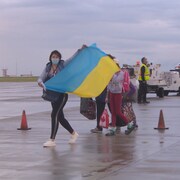 Un avion transportant près de 230 réfugiés ukrainiens atterrit à l'aéroport de Regina, en Saskatchewan, le 4 juillet 2022.
