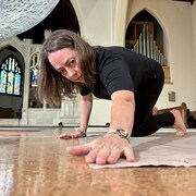L'artiste saskatchewanaise Monique Martin installe l'œuvre « Vicissitude » dans une église de Saskatoon, en Saskatchewan, le 20 septembre 2023.