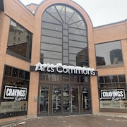 La facade du centre Arts Commons à Calgary avec de la neige qui tombe.