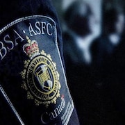 Écusson de l'Agence des services frontaliers du Canada sur l'uniforme d'un agent.