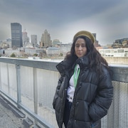 Ashley Torres, une militante pour la justice climatique, pose dans le Vieux port de Montréal.