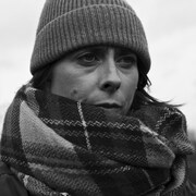 Ève Landry regarde au loin