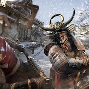 Un samouraï s'attaque à un ennemi dans un jeu vidéo, lors d'une journée enneigée. 